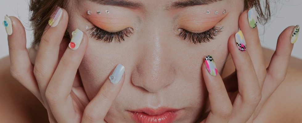 kobieta obejmująca swoją twarz pielęgnując skórę