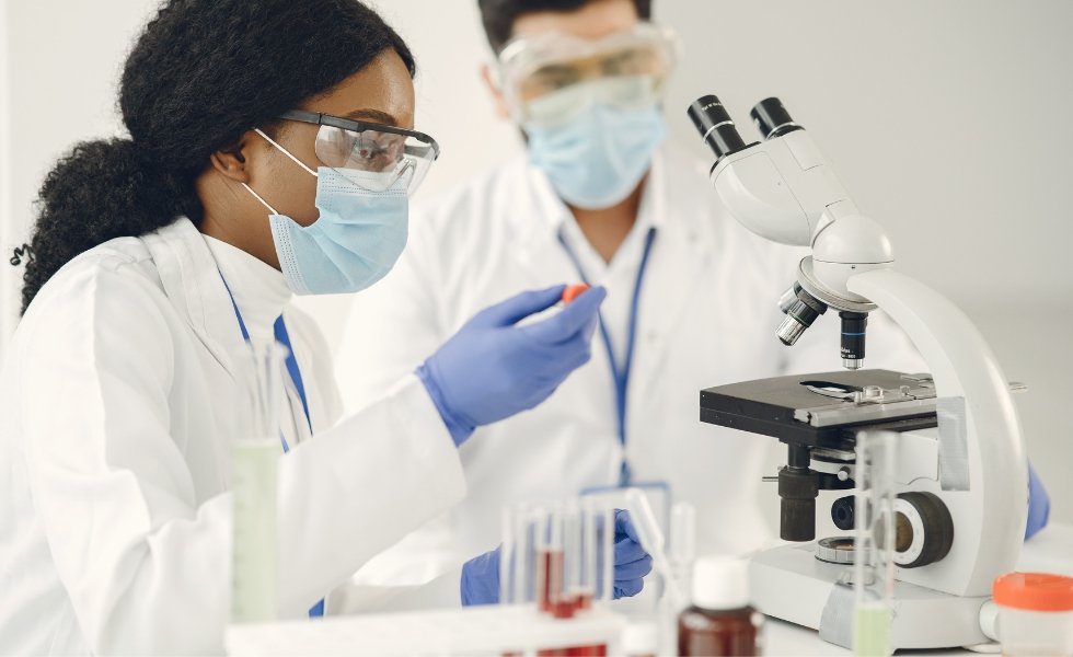 laboranci sprawdzają zawartość próbek krwi w maseczkach do analizy morfologicznej