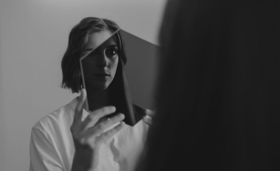 Smutna dziewczyna w krótkich włosach czarno białe zdjęcie