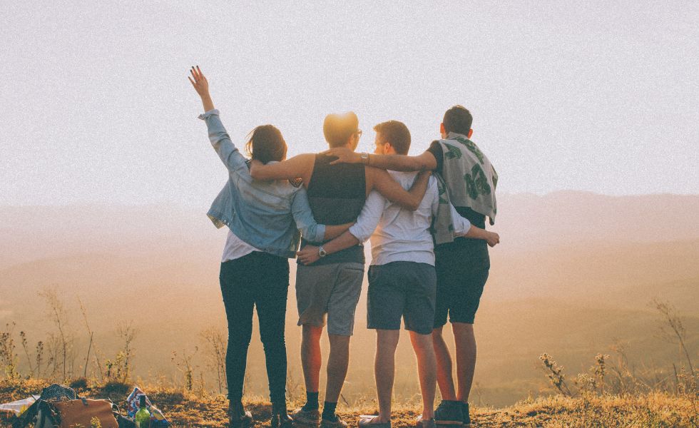 Czwórka przyajciół, którzy się obejmują i wspólnie spędzają czas